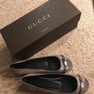 Taupe Gucci Peep toe flat shoes